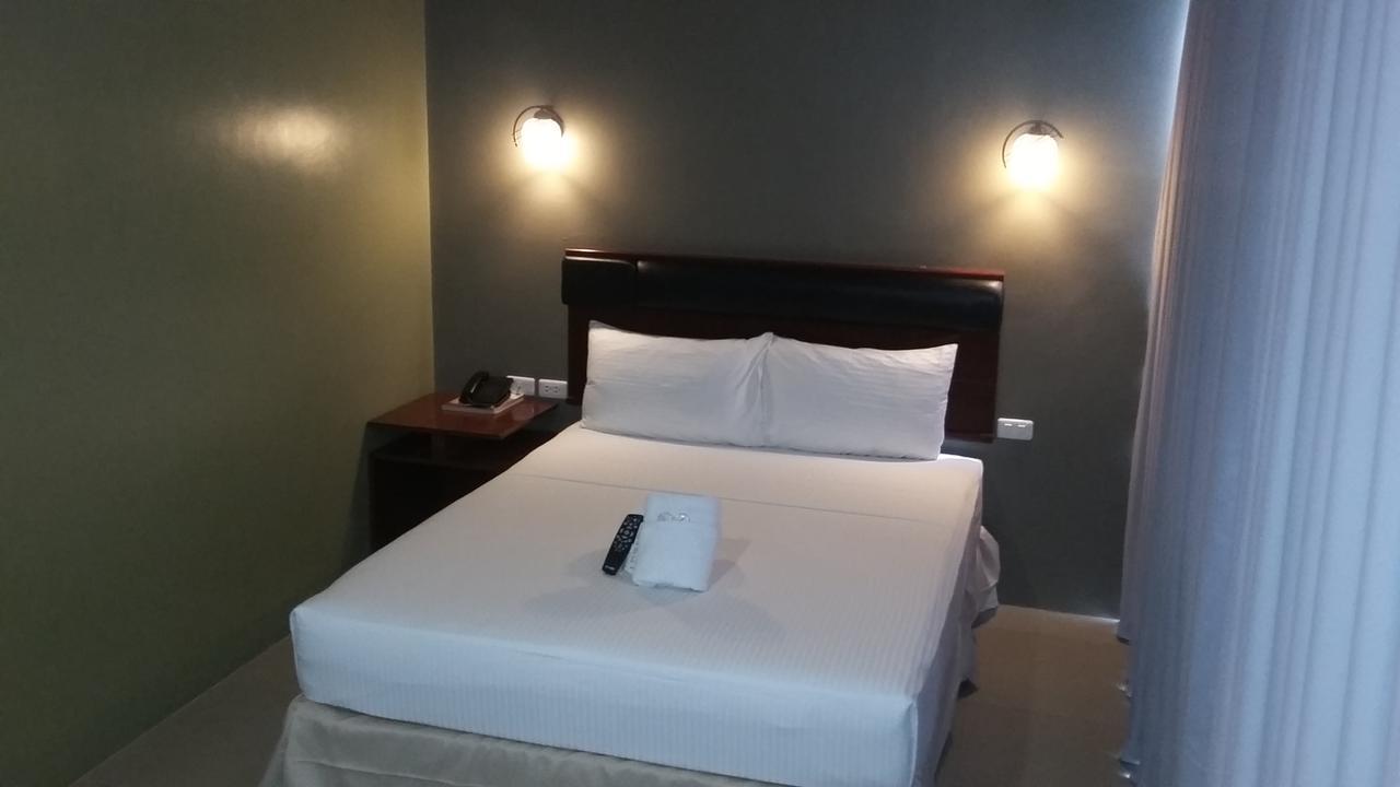 Win Hotel&Casino Talisay  Esterno foto